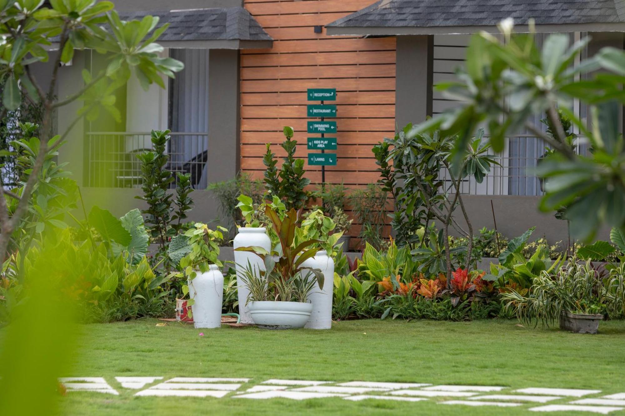 Stone Wood Hotel Amboli Amboli  Kültér fotó