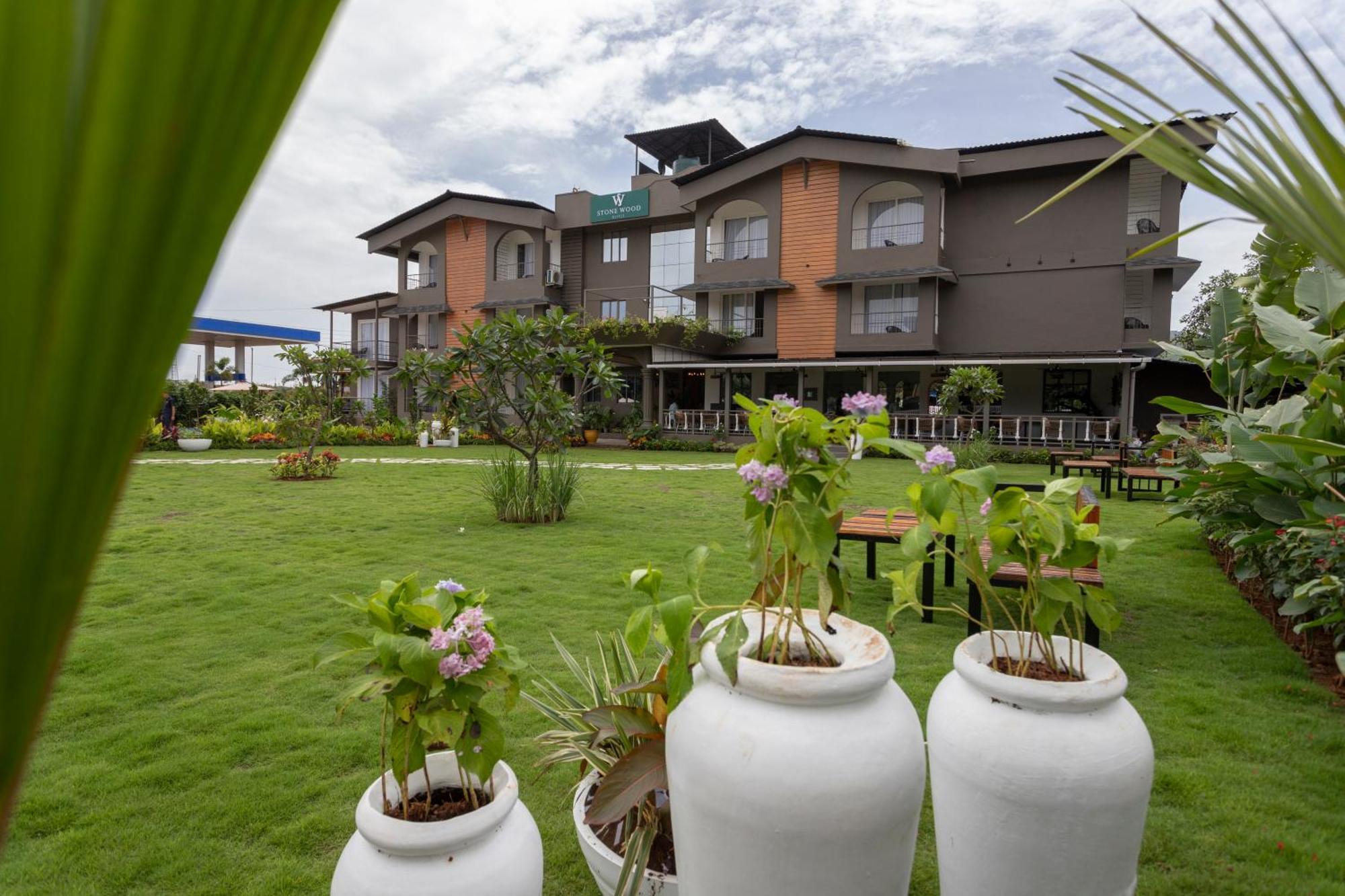 Stone Wood Hotel Amboli Amboli  Kültér fotó