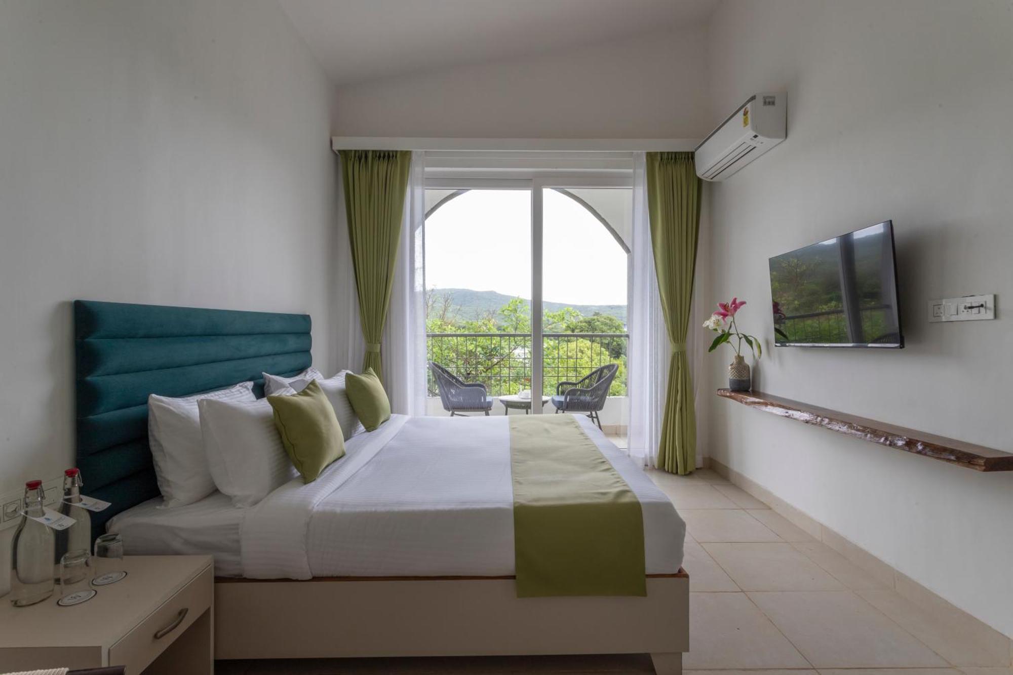 Stone Wood Hotel Amboli Amboli  Kültér fotó