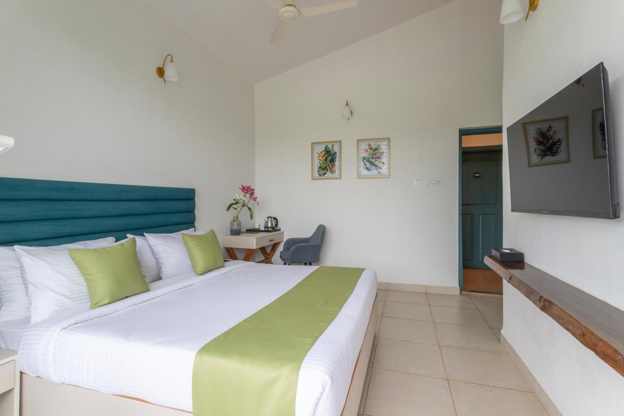 Stone Wood Hotel Amboli Amboli  Kültér fotó