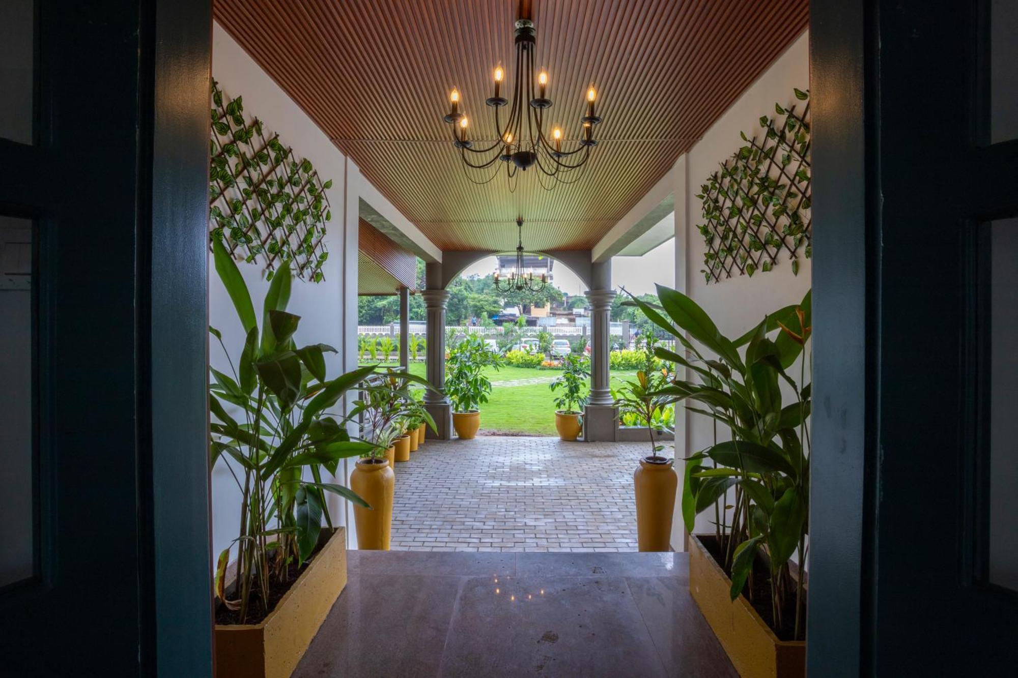 Stone Wood Hotel Amboli Amboli  Kültér fotó